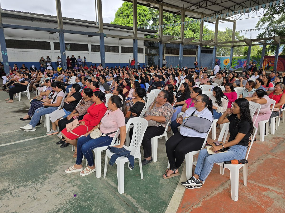 La diputada <a href="/IrisPinedaPaz/">Iris Pineda Diputada</a>, junto al alcalde de Choloma, Cortés, Gustavo Mejía, entregaron el proyecto de construcción del muro perimetral del Instituto Cristo Rey, una obra gestionada con el propósito de garantizar mayor seguridad y tranquilidad a los estudiantes, docentes y