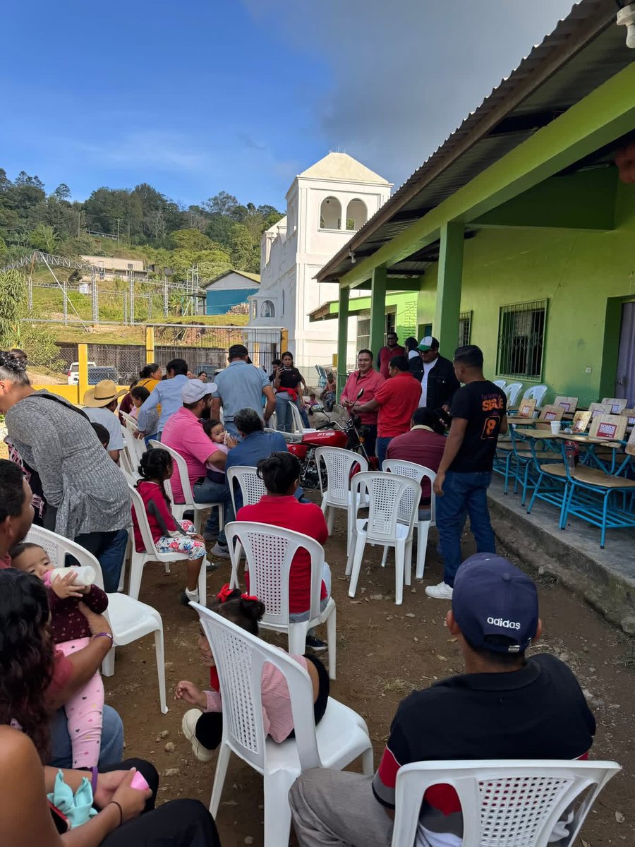 El diputado <a href="/PanchameRonald/">Ronald Panchame</a>, hizo entrega de una motocicleta totalmente nueva en Concepción de la Laguna, Comayagua, con el propósito de que sea rifada para recaudar fondos destinados a la construcción de la cancha multiusos del CEB Pedro Nufio.