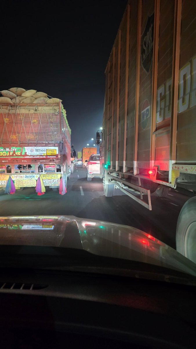 labolion's tweet photo. @nitin_gadkari  Sir raat ke 1.36 AM par Sikandrabaad toll plaza par 2km ka jaam hai. Itna mis management hai iss toll plaza par . KYA HUM ISKE LIYA HE TOLL TAX DETA HAI ???? https://t.co/jAsNSBNOdN