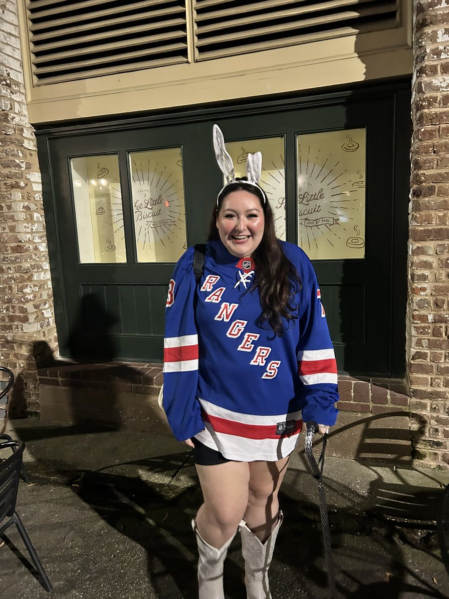 gi62233's tweet photo. bisexual puck bunny halloween 🏒✨ https://t.co/pkBJpl12EZ