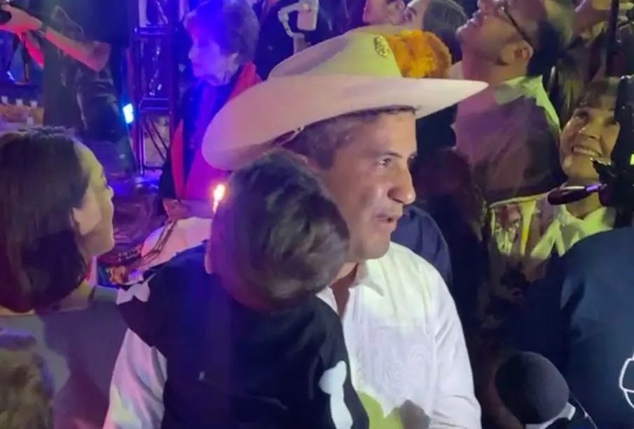 Si hubo mucho apoyo y protección federal, como afirma
el desgobierno, al HEROICO ALCALDE DE URUAPAN,
Carlos Manzo, estamos perdidos.
Los asesinos y terroristas que abrazó <a href="/lopezobrador_/">Andrés Manuel</a>
durante 6 años lo mataron a mansalva, lo llenaron de
balas mientras festejaba en paz, con su