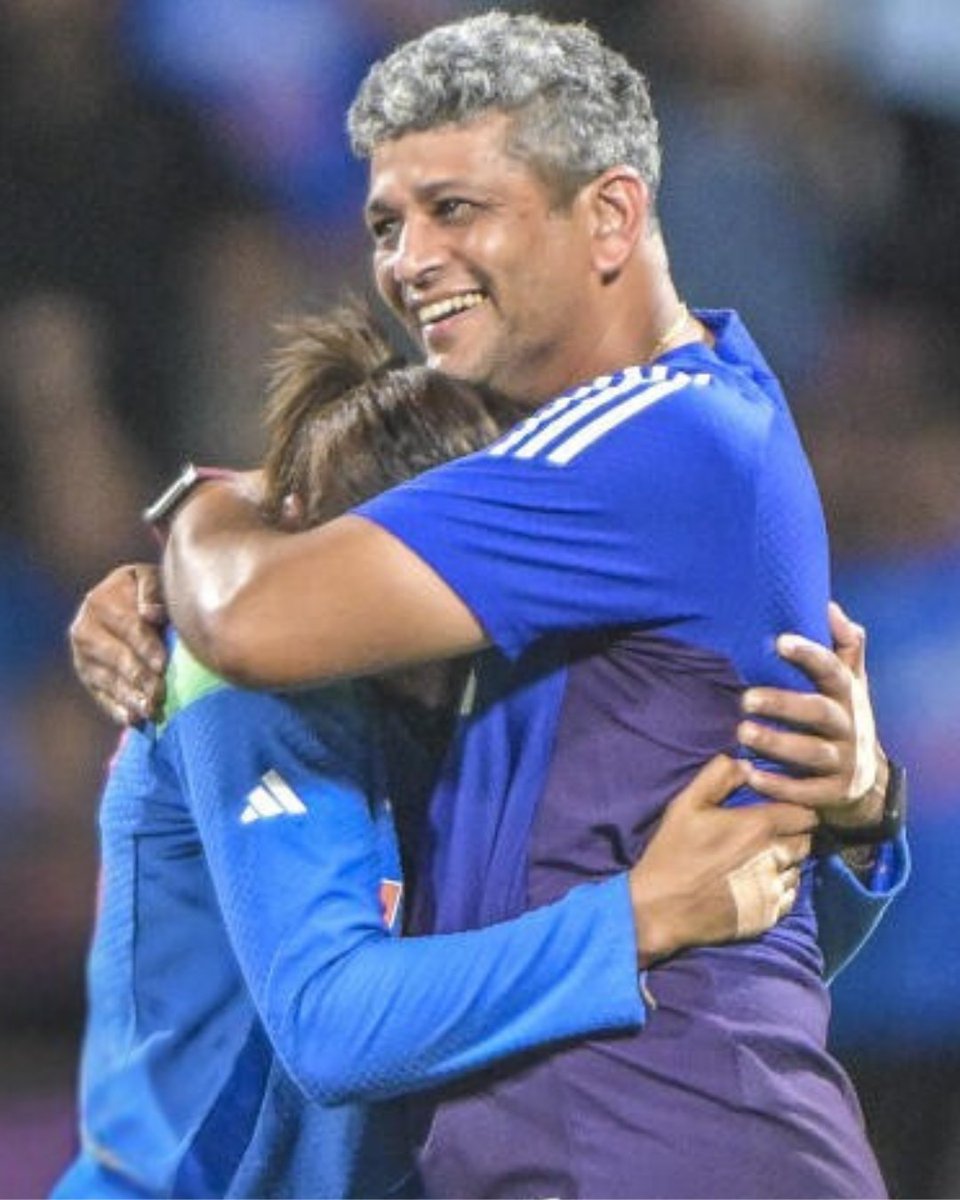 the_hindu's tweet image. A gesture of gratitude! 🙏

A touching moment as India captain Harmanpreet Kaur bows to coach Amol Muzumdar after India’s ICC Women’s World Cup victory, a gesture of respect that says it all.

Photo: EMMANUAL YOGINI