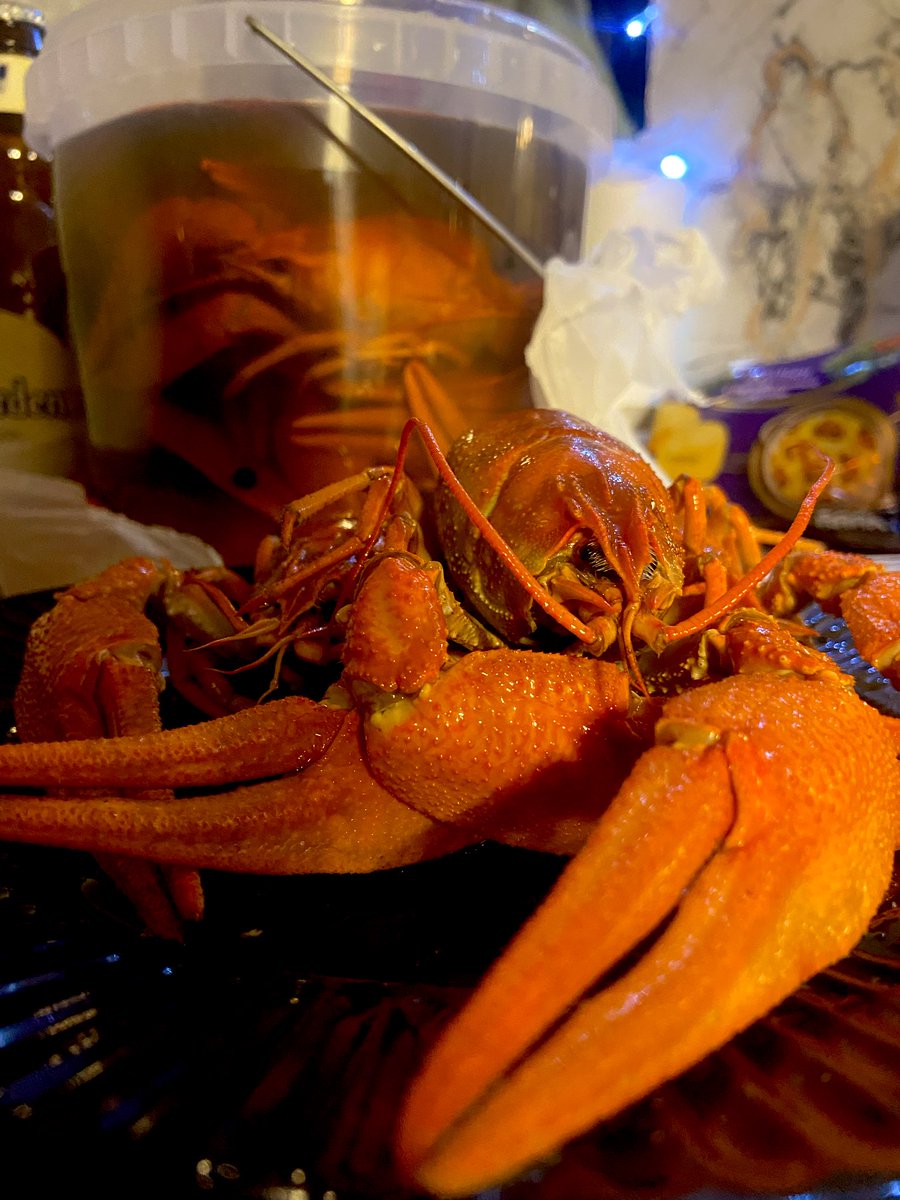 Вчера меня просили отправить прекрасной девушке корзину фруктов и вино. Сегодня кого-то попросили отправить мне ведро раков. Считаю я выиграла этот день