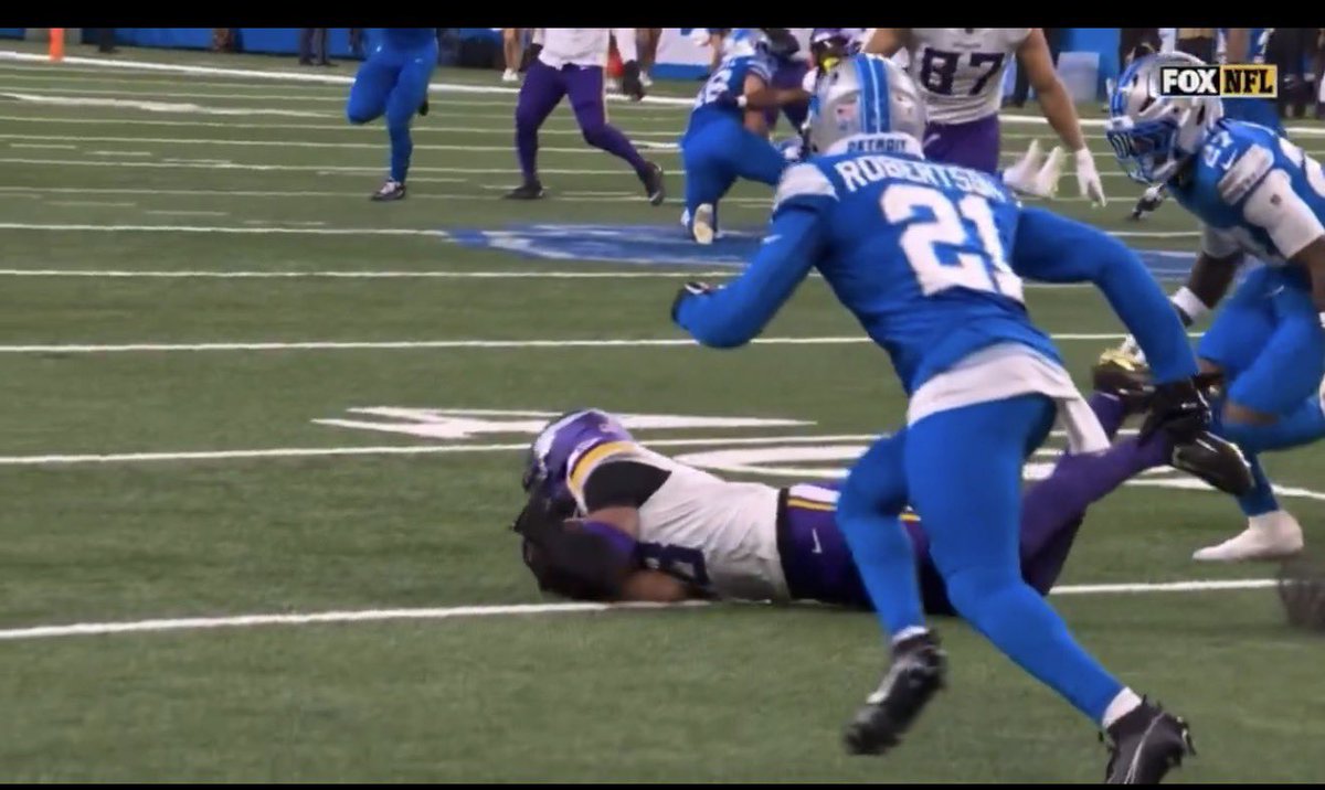 millerray123's tweet photo. One of these were a catch? Can you guess which one was a catch?? @NFL like wtf are you smoking #Vikings https://t.co/wRj0ZpTF1S
