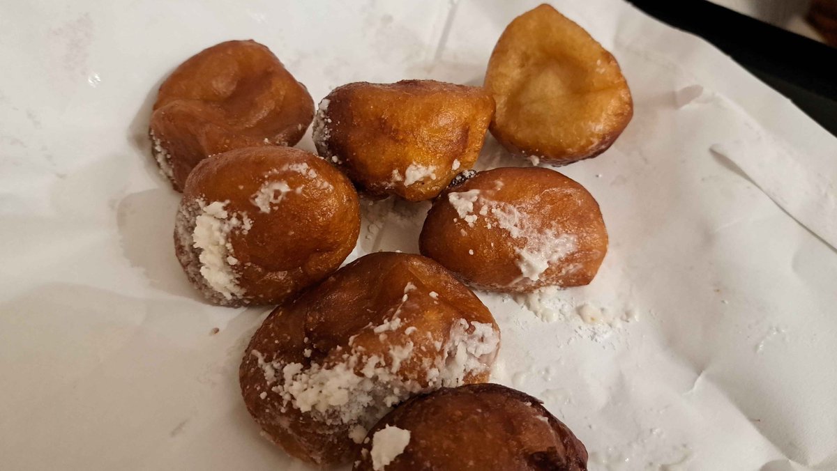 Fartahcus's tweet image. One thing I always HAVE to get when the fair is in town. &quot;Oliebollen&quot; aka &quot;Dutch Doughnut&quot;. Pretty much batter that gets dropped directly in oil, and once it&apos;s done frying, they get covered with powder sugar.
#kermis #oliebollen #countyfair #food #dutchdoughnut #Foodie