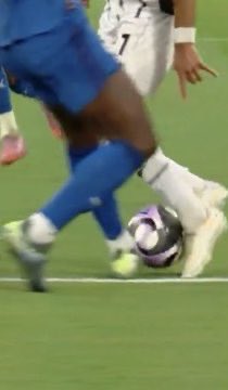 كنت أرى في عبدالله القحطاني الاسم الأبرز في مجال التحليل التحكيمي (وما زال)
لكنه فقد بعضاً مما يملكه من رصيد بعد تحليله حول..
1- وجوب طرد كوليبالي (رغم أنه لعب الكرة قبل الالتحام بلا حركة إضافية مما يعطل أي قرار بعده) + وجود مدافع آخر في طريق المهاجم
2- صحة ركلة جزاء النصر