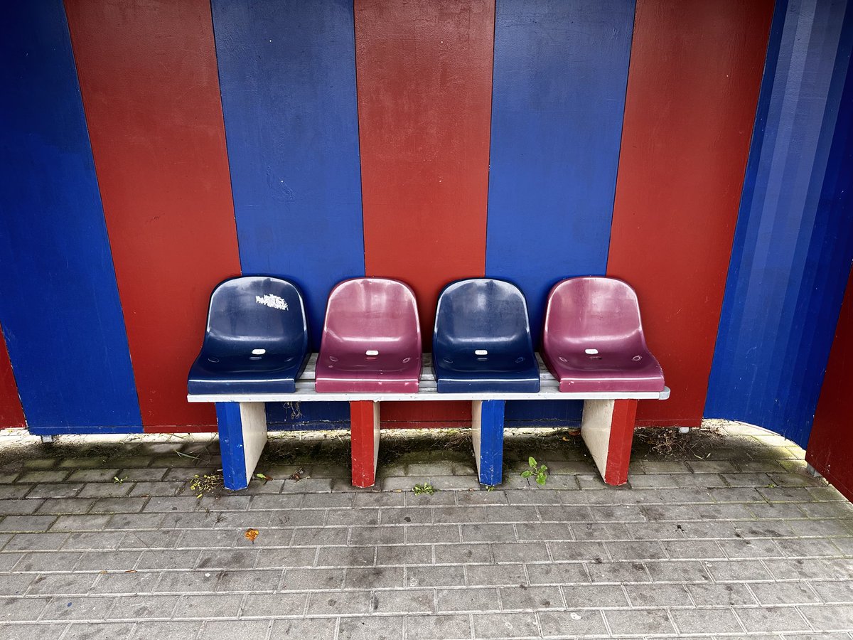 piotrokn's tweet photo. Wiata przystankowa 90 km od Szczecina. Nie spodziewałem się, że  krzesełka ze starego stadionu Pogoni mogą być wykorzystane w tak ciekawy sposób. https://t.co/g8G7WdM0Ls