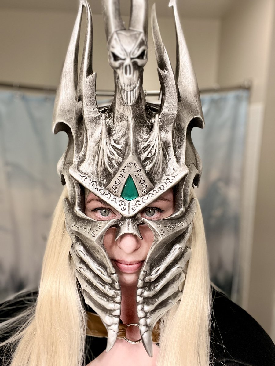 anvrising's tweet photo. My Halloween cosplay, sexy lich queen 👸🏻 it was so fun!!
#worldofwarcraft #lichking #arthas #frostmourne https://t.co/YsfFvAU6wF