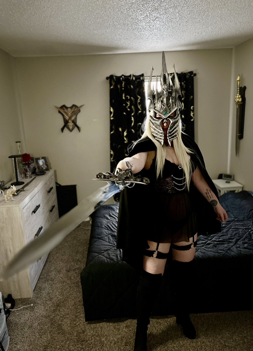 anvrising's tweet photo. My Halloween cosplay, sexy lich queen 👸🏻 it was so fun!!
#worldofwarcraft #lichking #arthas #frostmourne https://t.co/YsfFvAU6wF