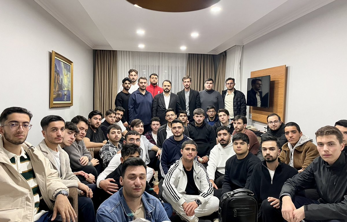 Dar bir odada toplandık, büyük hayaller konuştuk.
Kardeşliğimiz daim, yolumuz bereketli olsun. 🤍