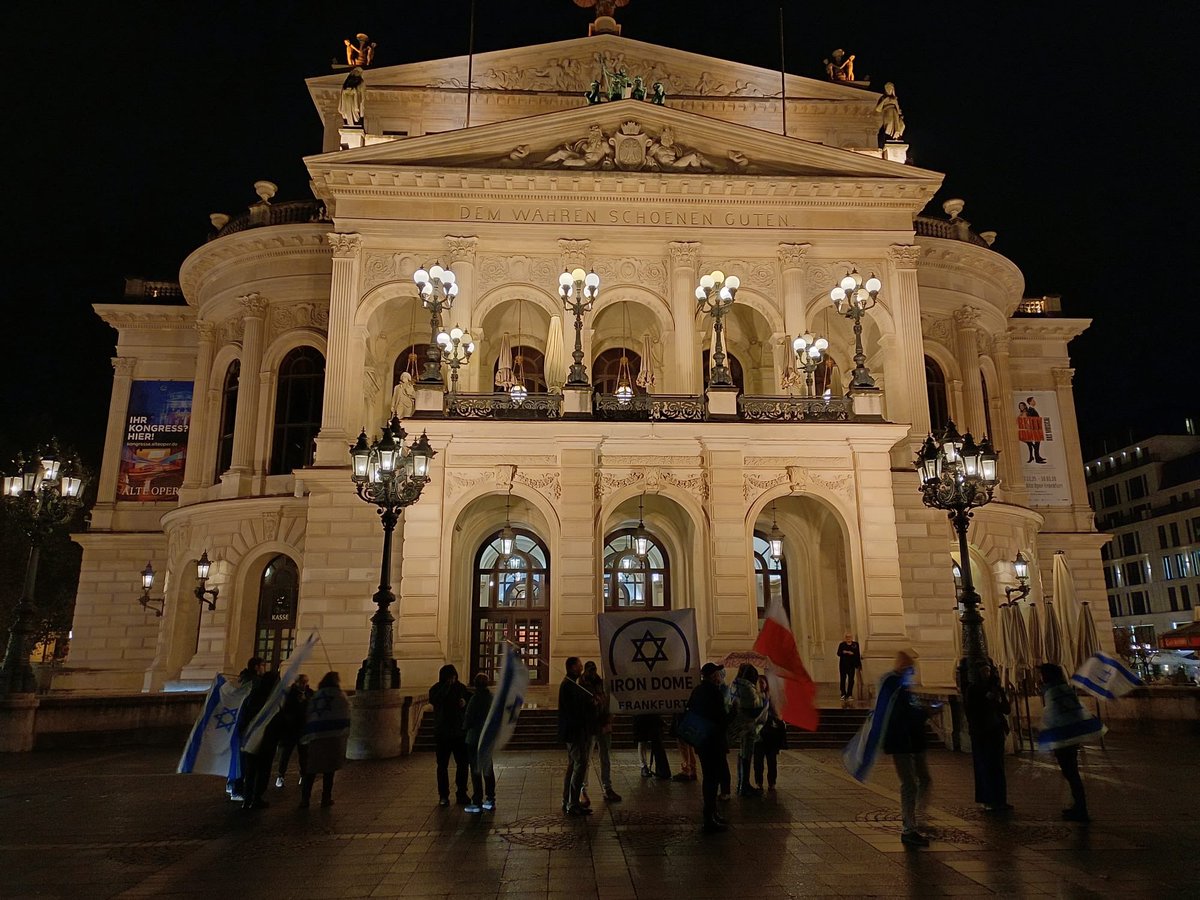 Dagmar_Ffm's tweet image. Sehr schöne Kundgebung. Die Besucher habe es sehr positiv aufgenommen und die Security hat uns zugesagt unseren Support an die Musiker weiter zu geben.

#AmYisraelChai