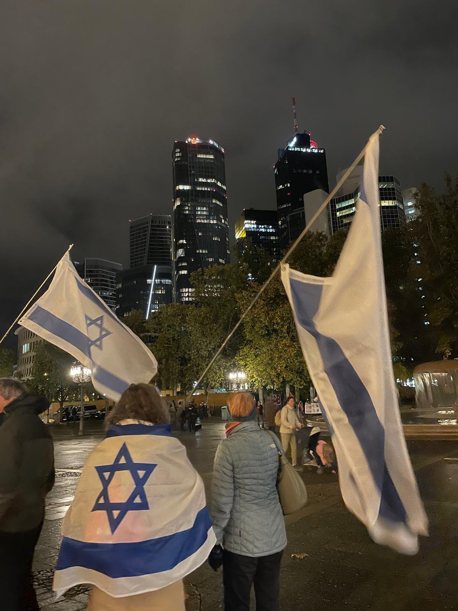 Dagmar_Ffm's tweet image. Sehr schöne Kundgebung. Die Besucher habe es sehr positiv aufgenommen und die Security hat uns zugesagt unseren Support an die Musiker weiter zu geben.

#AmYisraelChai