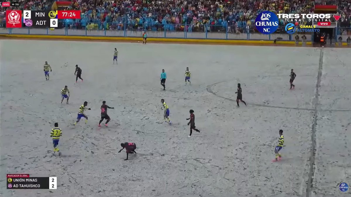 gianfzelaya's tweet image. 🌨️ No es futbol de la liga de Islandia, es el Unión Minas vs. Tahuisco en Cerro de Pasco por #CopaPeru con granizada incluida.

Simplemente fuchibol peruviano.  🚬⚽️