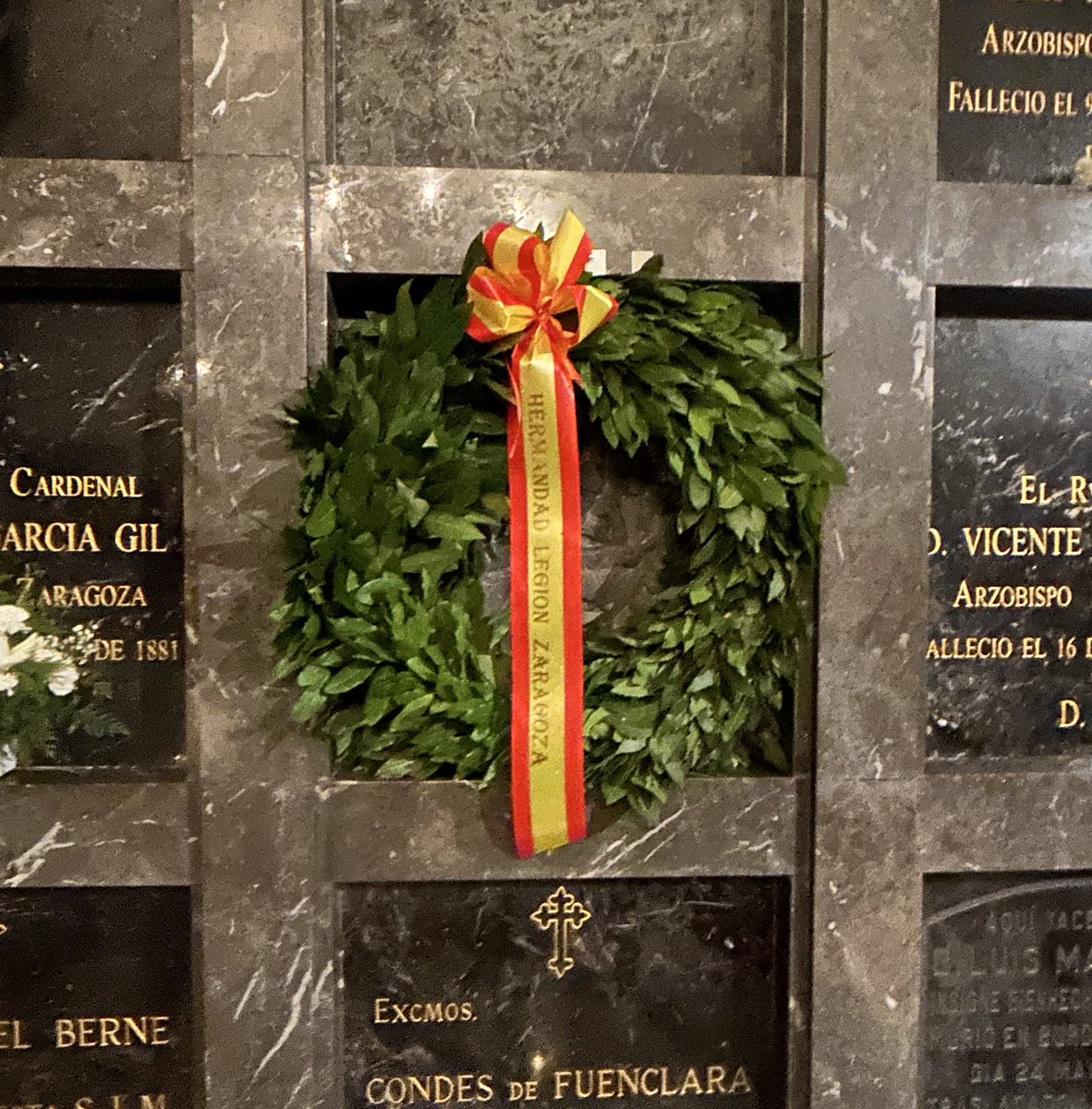 Junto a los restos de personajes insignes como el General Palafox, me ha emocionado ver la corona de Hermandad de La Legión de Zaragoza. Imposible no acordarme de <a href="/AntiguosMalaga/">Hermandad Provincial AACC Legionarios Málaga</a> 😍