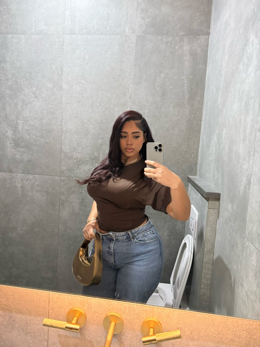 Erotik ichki kiyimdagi xotinlar