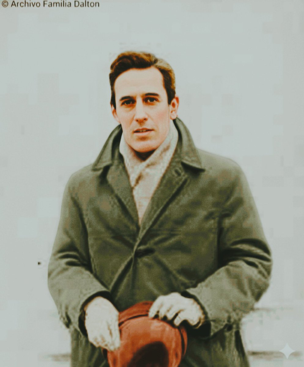 No sé si le habrá dolido
el tiro que lo mató,
pero sé que su asesino
matándolo se murió.

No sé dónde lo pusieron
a dormir el desamor.
Hoy debo mirar al cielo
si quiero darle una flor.

Flor para Roque
- Silvio Rodríguez

#02denoviembre #50añossinRoque
#VerdadyJusticia