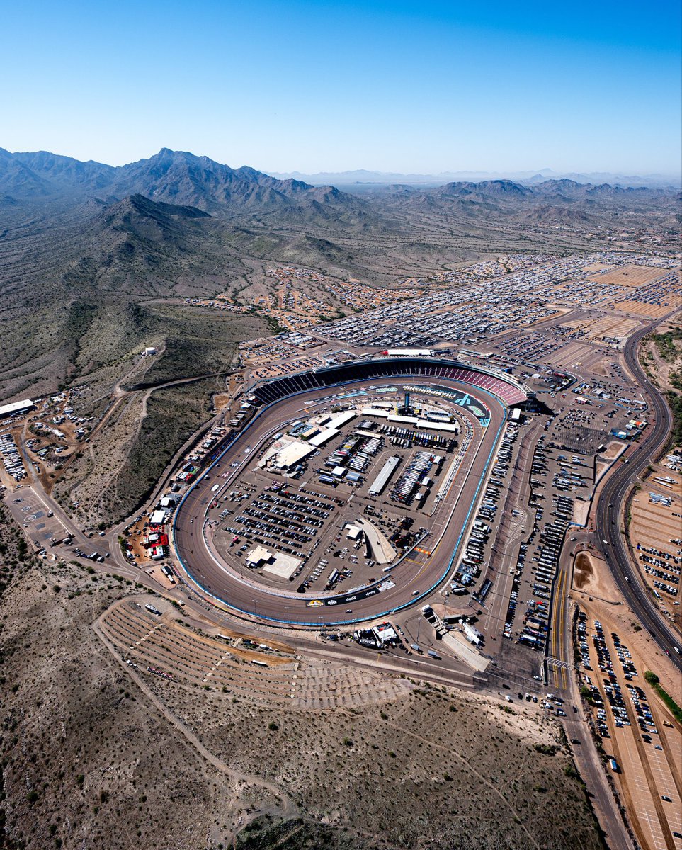 1:30 PM MT @PhoenixRaceway update - A beautiful day to finish the #NASCAR season. 

Sunny, 85°F, southerly winds, 6 mph - Low humidity had it feeling like 82°F

Enjoy the racing!