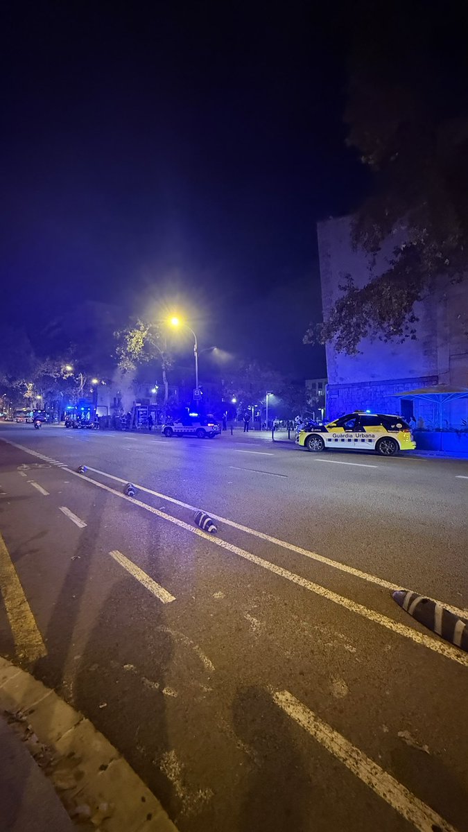 ⛑️⛑️ El piròman de la Ronda Sant Pau segueix fent hores extres: crema contenidors i ja té espectadors de luxe —3 cotxes de policia i un camió de bombers. #Barcelona <a href="/Ravalabandonat/">Raval.abandonat</a>