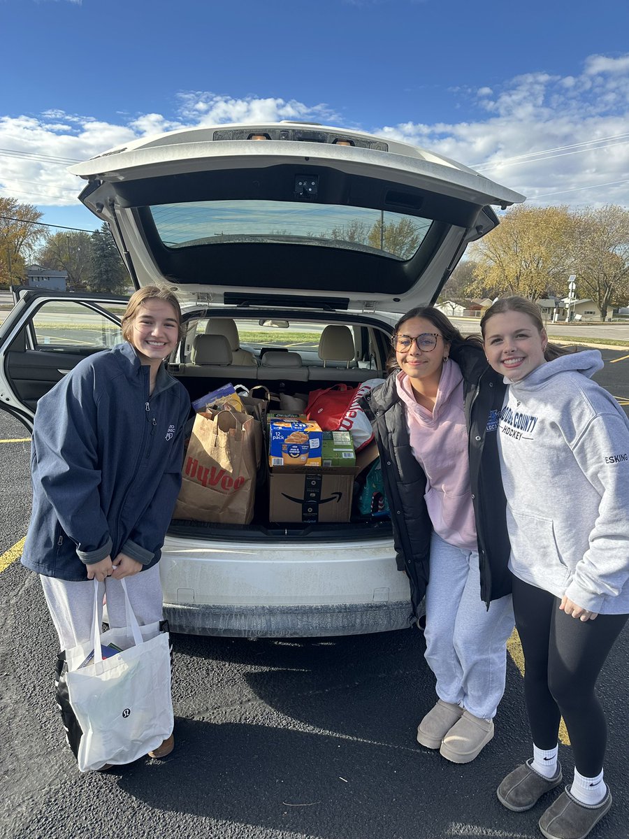 RyanRadke316's tweet image. Some more amazing FCCLA students collecting for the Byron Food Pantry. 
#PeopleHelpingPeople 
#ByronBears @ByronBears