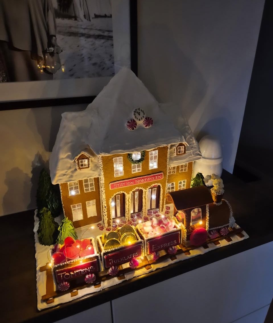 <a href="/sheisagoodgirlc/">ca</a> Na minha família a “tradição” é meu pai fazer casinhas de gengibre pra todos os filhos (são 7 filhos) no natal, acho fofo, ele fica 2 dias inteiros dentro da cozinha fazendo e vem todo animado mostrar pra gente quando termina na ceia!🥹
Essa foi a minha do ano passado 🤏🏻