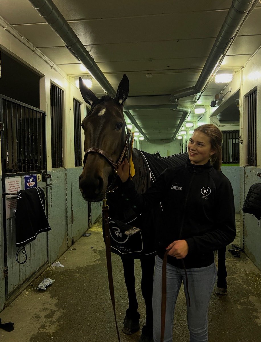 Solvalla 2 november, vinnare lopp 8 Breeders Crown Fyraåriga ston - Semifinal, Vivillion!

Segertid: 12,1a 2140m
Ägare: Ravitalli H Laakkonen Oy &amp; ML Stable Oy
Skötare: Ebba Karbelius