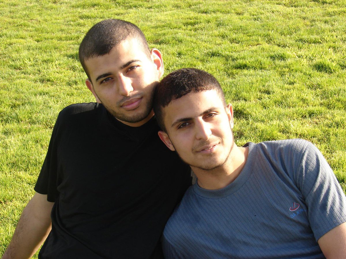 mohnj710's tweet image. توأم الحب والشهادة

في أيامه الأخيرة، كان الشهيد عبد الله اللّداوي يرقد مثخنًا بالجراح، بعد أن بُترت ذراعاه في إصابة بالغة، عشرة أيامٍ ظلّ يصارع الألم بصبر المجاهدين وثبات العاشقين للقاء ربهم، في لحظةٍ من الوجع الصامت، أومأ بعينيه لأحد الجالسين قربه، فاقترب منه ووضع أذنه عند فمه…