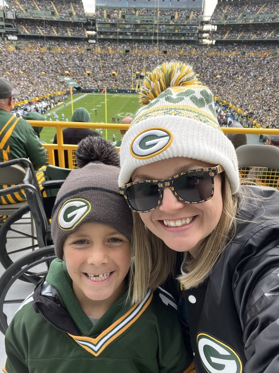 TheReal_KD5's tweet image. #getloudlambeau #firstgame 💚💛🏈