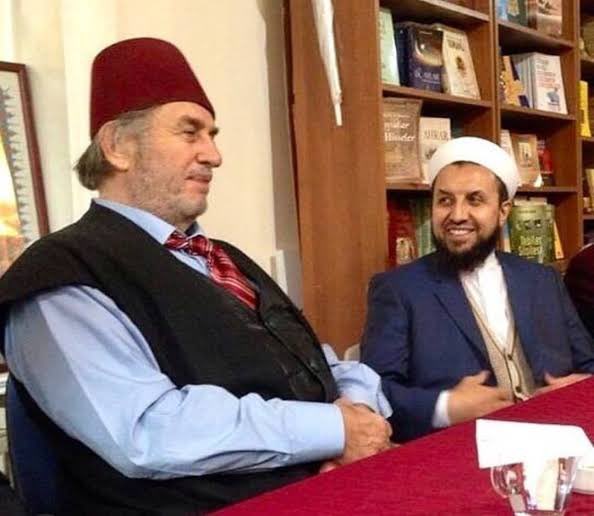 -Kadir Mısıroğlu 
-Abdülmetin Balkanlıoğlu

Allah rahmetine gark eylesin.
Bu iki güzel, mücahid adamın pek çok ortak yönü var.
Çok bilinmeyen bir tanesini kim söyleyebilir?
İkisinin soyadında da -oğlu olması dışında :)