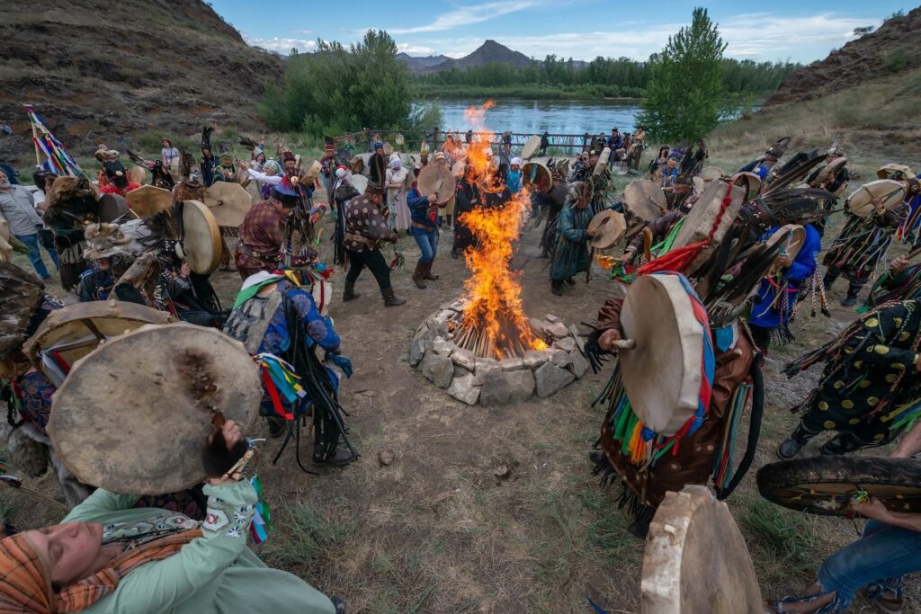 Ata dini #Şamanizm olan Türklerin ezelden beri yaşadığı Sibirya yerlisi Tıva Türklerinin her yıl kutladıkları 01 Kasım Tıva Dili Günü esen, kutlu ve bengü olsun, alas ⚛️