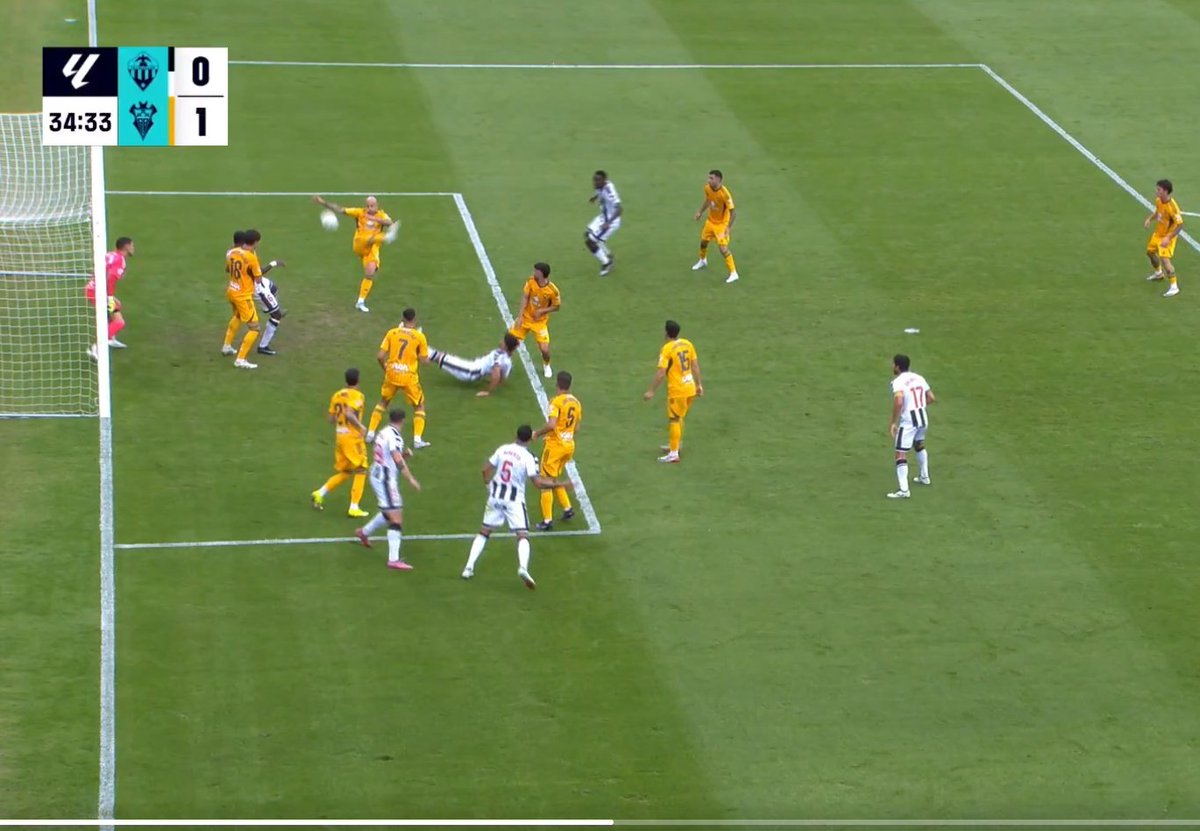 juanercs's tweet image. Ya más tranquilos vamos a preguntar a ver si nos sacan de la duda: 
Porque una mano levantada no se pita penalti a favor del Castellón vs Albacete , pero está semana manos pegadas si que se pita penalti a favor del Málaga @CTARFEF @ArchivoVAR @Tebasjavier @elchiringuitotv