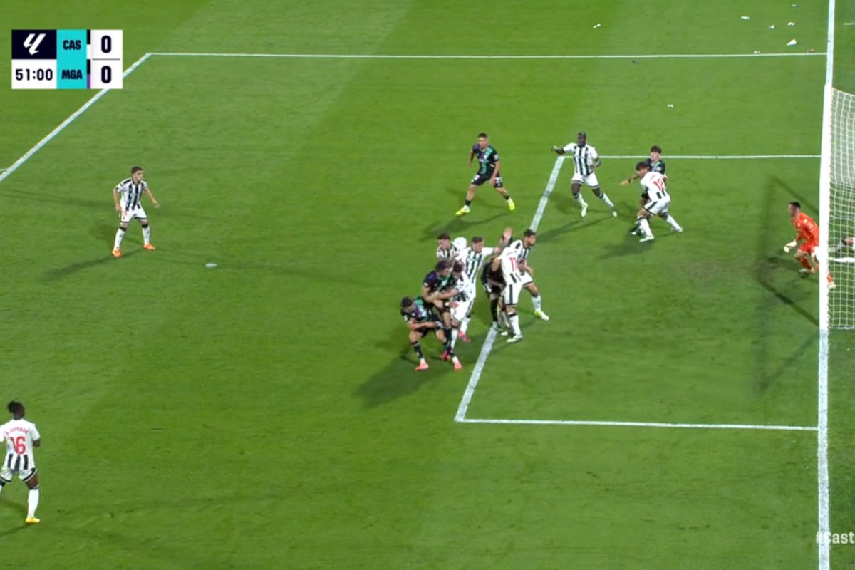 juanercs's tweet image. Ya más tranquilos vamos a preguntar a ver si nos sacan de la duda: 
Porque una mano levantada no se pita penalti a favor del Castellón vs Albacete , pero está semana manos pegadas si que se pita penalti a favor del Málaga @CTARFEF @ArchivoVAR @Tebasjavier @elchiringuitotv