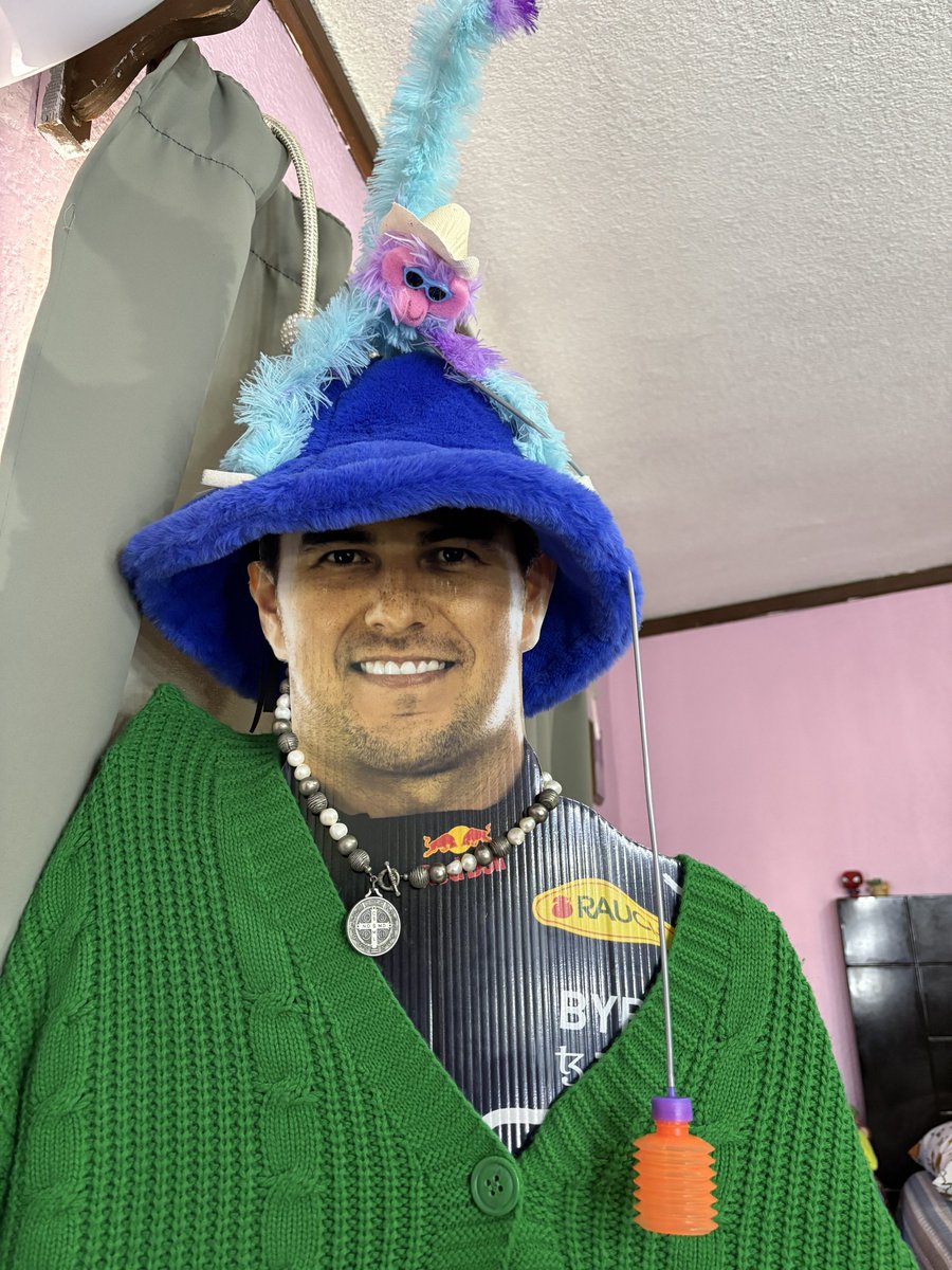 Checo de cartón listo para la gran boda de Charles 💋