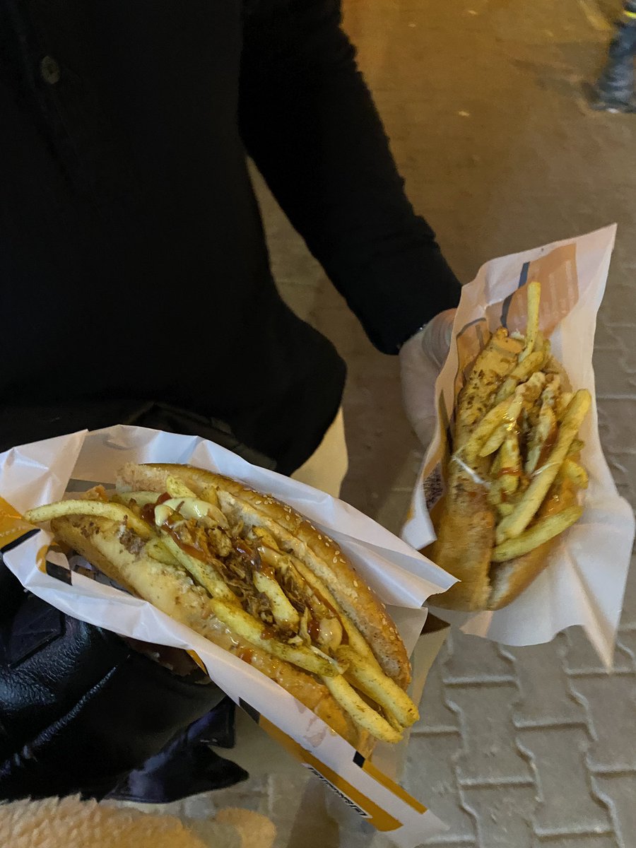 Abi bu hot dog değil miydi niye hot duck diye saattılar bize