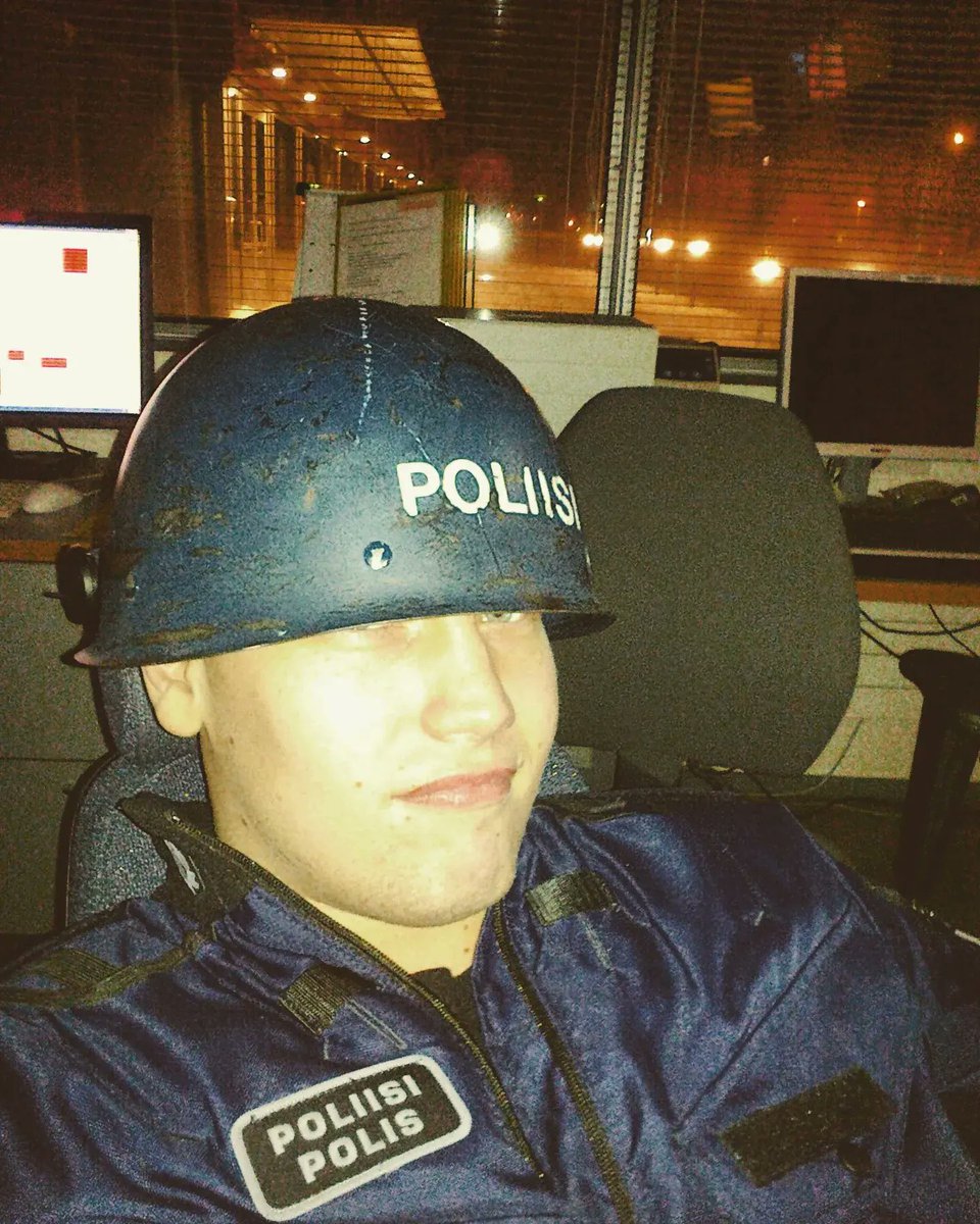 samuli_rajamaki's tweet image. Poliisikoulun yövuoro. Valvontakameraan ilmestyi jotain, mikä ei kuulunut sinne. Sekunnin mietin: unta vai totta? Meille opetetaan nopeaa toimintaa, mutta joskus tärkein taito on pysähtyä. Kirjoitin blogiin. Toimisinko vai odottaisitko sinä? (Linkki kommenteissa) 
#poliisi #blogi