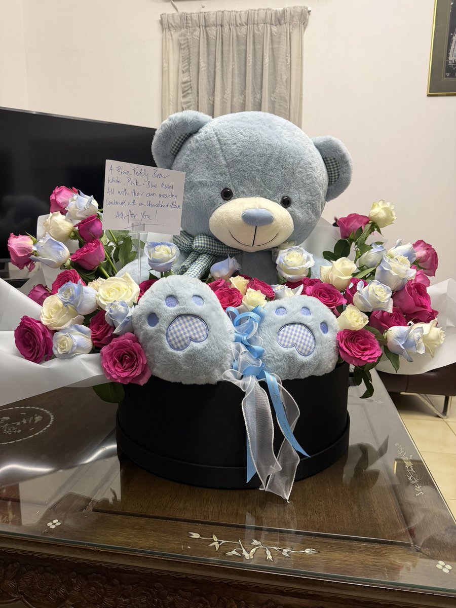 ivylimcc's tweet image. Crazy cute bouquet! 
What a massive teddy 😍

#moretohug
#fortheloveofflowers