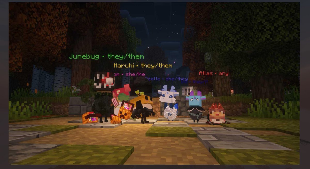 WitheredFlutter's tweet image. A HAPPY (late) HALLOWEEN FROM WFSMP!

Today our eggs, and many parents, dressed up and attended our new Halloween Festival, then went trick or treating, and finished the night off by defeating a mansion full of mobs!

We hope everyone had fun at the event!! &amp;lt;33
#WFSMP