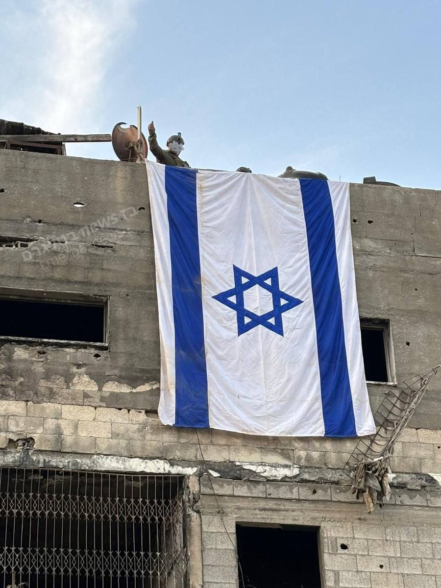 EliAfriatISR's tweet photo. The only flag that will fly on the rooftops in the Gaza Strip.🇮🇱 https://t.co/4JZlZ5gjK1