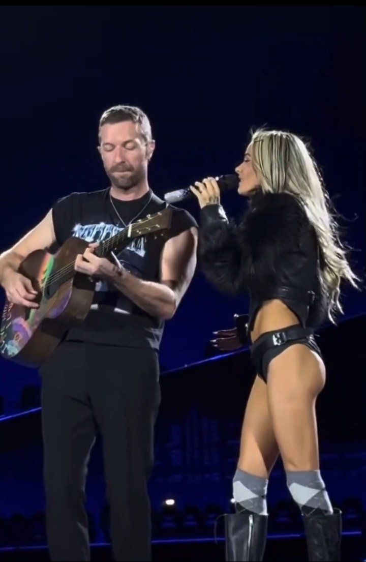 adoreutini's tweet photo. como si su show solista no fuera POCO te trae de invitados en una fecha a chris martin, juanes y miranda #FUTTTURA https://t.co/U4iI0VTwk6