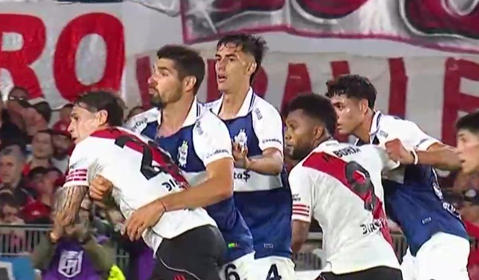 Se ACABÓ la paciencia. Jugadores que no están a la altura de River. La dirigencia que fue un rotundo fracaso estos cuatro años. Y el DT que tiene que renunciar cuanto antes. VAYANSE TODOS NO ROBEN MAS!!!! Vergonzoso!!! ES UN PAPELÓN Y NO MERECEMOS IR A LA COPA. ASCO TOTAL.