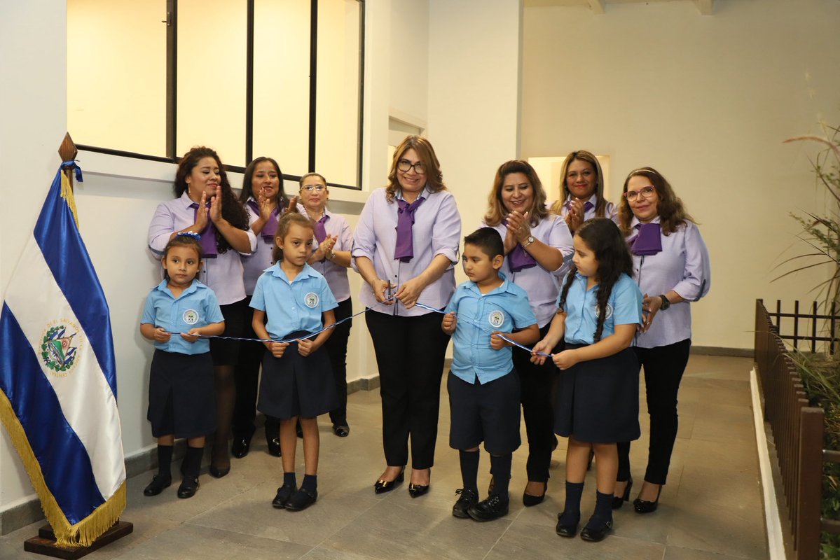 Oficialmente inauguradas, en un mismo día, 70 nuevas escuelas para los estudiantes del sector público de El Salvador. 🤩

#DosEscuelasXDía 🇸🇻