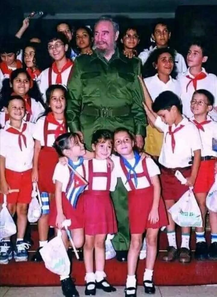 Ésta imagen recoge la preocupación y el desvelo de nuestro invicto comandante por la formación de las nuevas generaciones 
#FidelPorSiempre