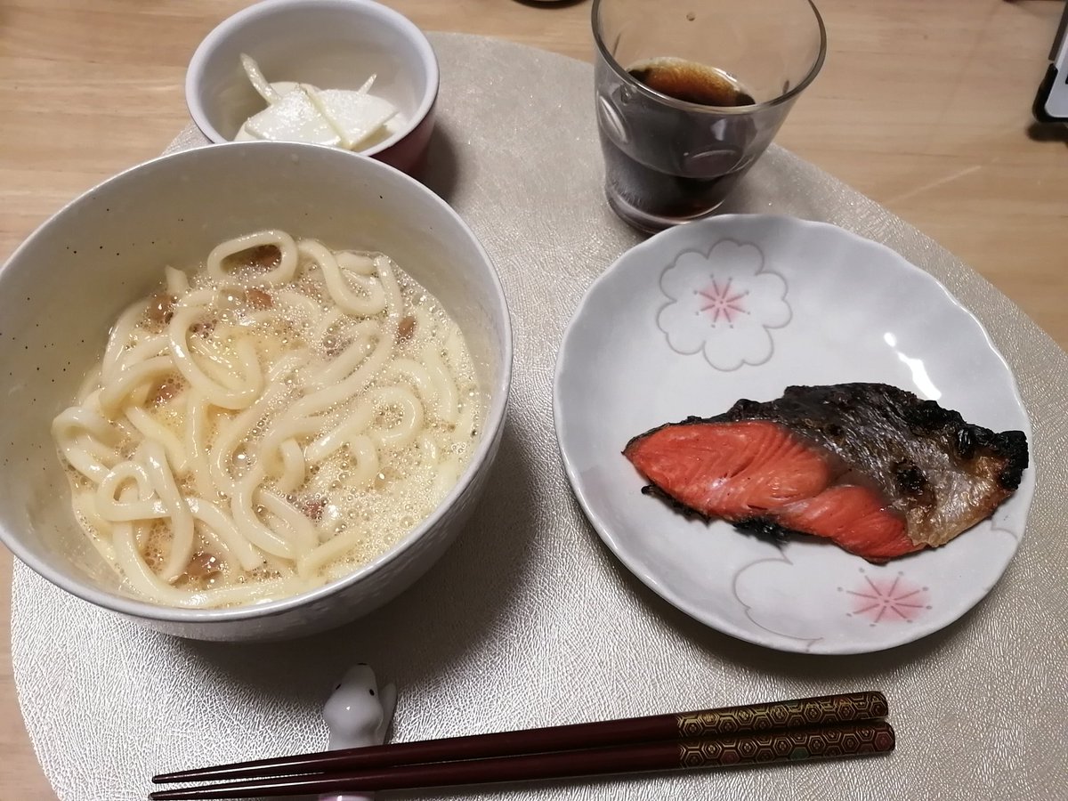 erurin1284's tweet photo. 昨夜は株主優待品（日本管財）のハンバーグでロコモコにしました。せんキャベツたっぷり入れたらタレが足りなくなった…マヨネーズ追加💧
昼は納豆と卵のぶっかけうどん、今回も熱湯を追加してホットで食べました😋 https://t.co/h2UQCXK6xw