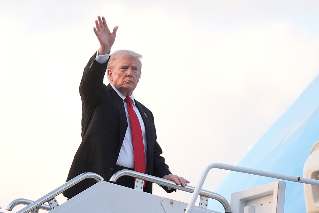 ShanghaiEye's tweet image. In #WestPalmBeach, #Florida, #US President #Trump boards #AirForceOne at #PalmBeachInternationalAirport, returning to the #WhiteHouse after a weekend at his Mar-a-Lago estate in Florida.