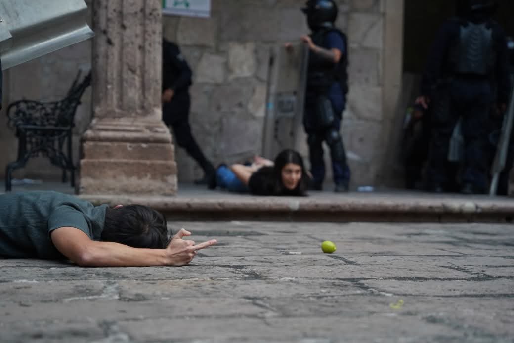 notacentralmx's tweet photo. 🚨 #Michoacán
 Habitantes salieron a las calles para exigir seguridad y justicia tras el asesinato de #CarlosManzo, alcalde de #Uruapan.

En medio de la protesta, se reportan detenciones al interior del Palacio de Gobierno. Desde dentro, manifestantes gritan: “¡Justicia!”

📍La indignación crece en Michoacán. La ciudadanía exige respuestas.

#Seguridad #protesta
#CarlosManzo