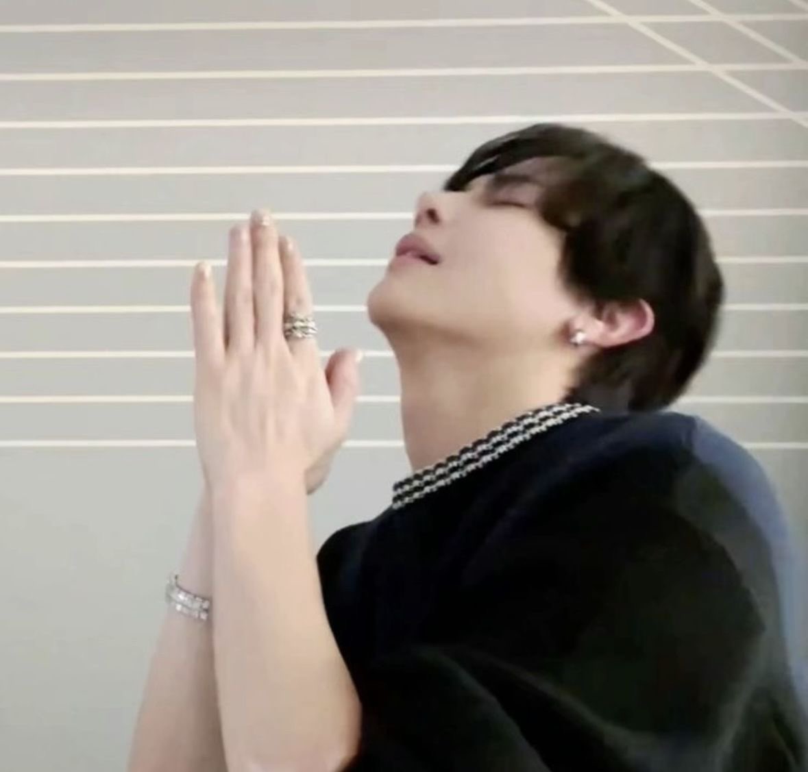 wiciousvorld's tweet image. ㅤㅤㅤ

⋮ ⌗ ┆#LINKED_GEMA🐦‍🔥

LUNARÈ! Paling suka sama lagu yang mana, nih? Kalau aku sih… 目が覚めるような桜色 舞った~ Jangan lupa streaming, ya!

ㅤㅤㅤ