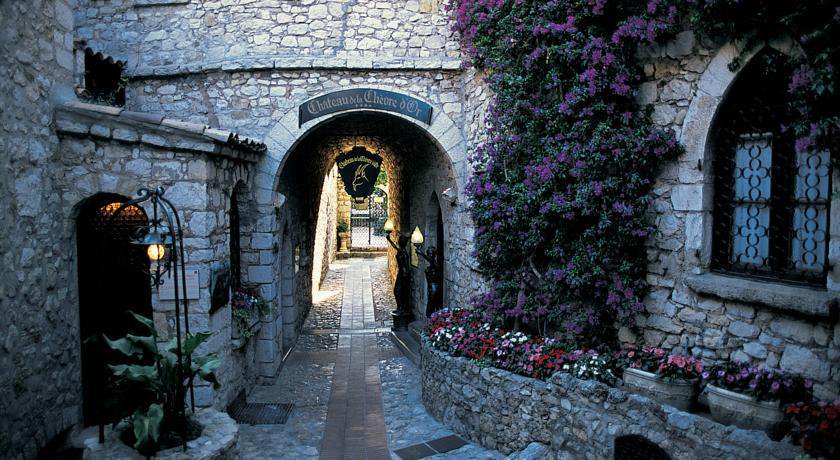 euro_tour's tweet image. ❤泊まってみたい『🇫🇷フランスの #オーベルジュ✨』
➡euro-tour.co.jp/petit-hotel/fr…
エズ（鷹の巣村）「ラ・シェーヴル・ドール」　モナコとニースの中間に位置する人気の5つ星ホテル。お城のような内装♪パノラマシービューのレストラン4軒では、様々な料理を提供♪ #CotedAzurFrance  #Eze #LaChèvredOr