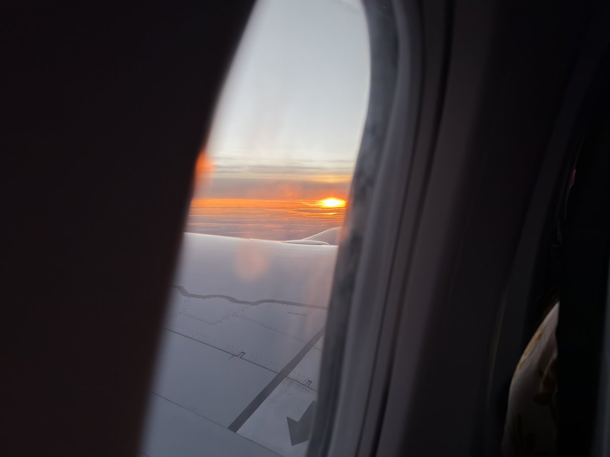 شرح خاصی نداره ولی ترجیح من همیشه صندلی بغل پنجره است دقیقا بخاطر دیدن همچین صحنه هایی!