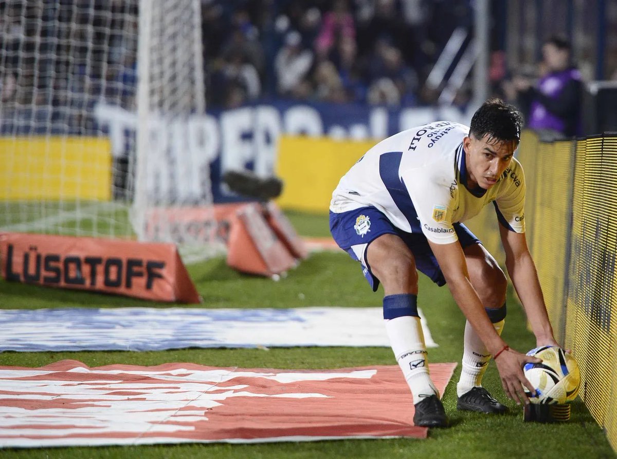 SANGREXENEIZE's tweet photo. Renzo Giampaoli tiene 25 años, es primer central y jamás lo vi jugar mal. Su contrato en Boca vence en diciembre. Sería un recambio espectacular para Di Lollo.

Hay que renovarle como sea. https://t.co/wtFJfWfNid