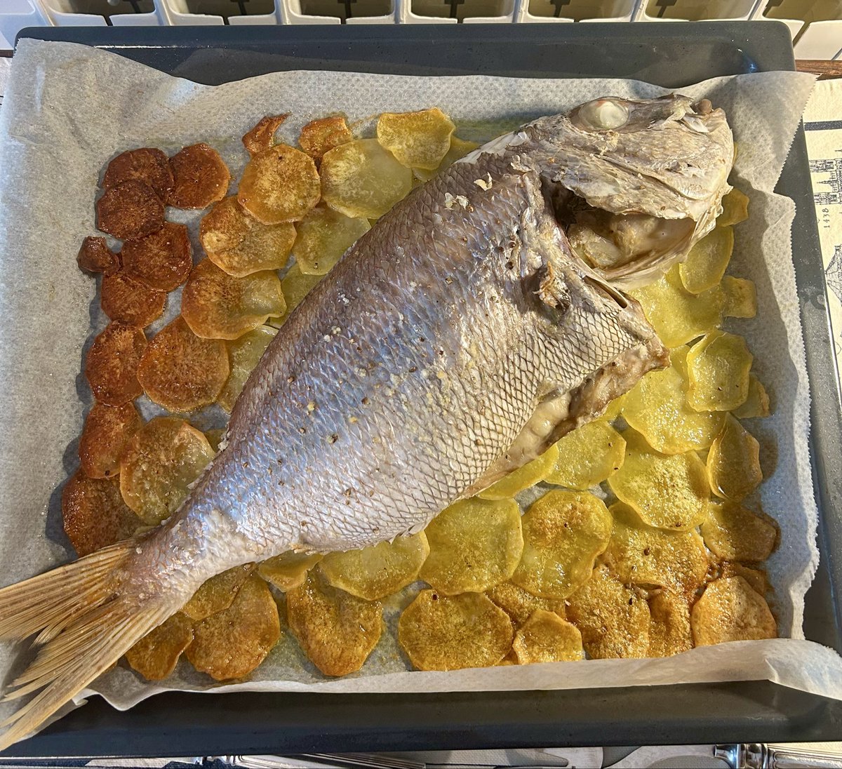 Hoy, un pargo al horno. Con sus patatitas.