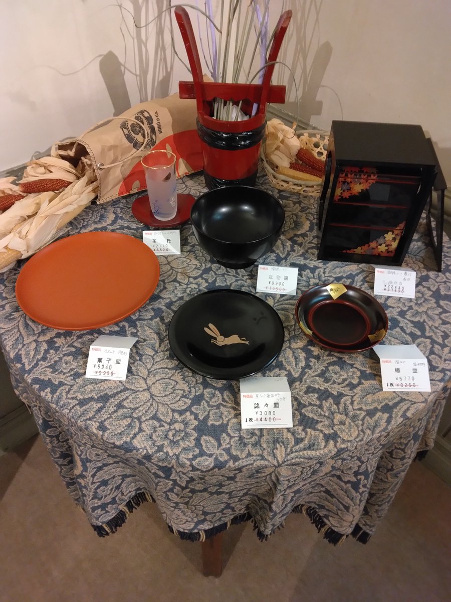 弊店小部屋のデイスプレイ。 季節に合わせてお買い得品を並べています。